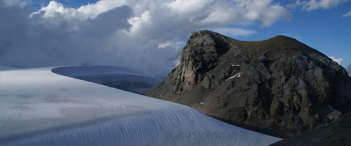 Die grosse Schneeverwehung vor der Planurahütte