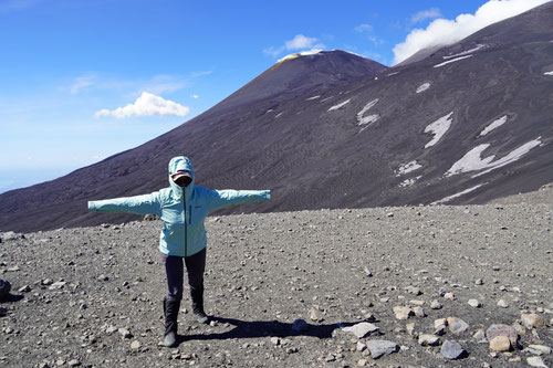 2025/05: Tanja auf 2'800 Metern Höhe des Etna-Massives. Im Hintergrund einer der aktiven Krater (I, Sicily)