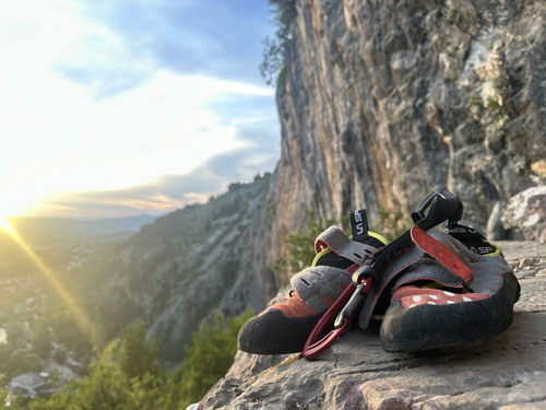 2025/05: Fertig geklettert; die Sonne verabschiedet sich und wirft die letzten Strahlen auf die Felswände (BIH)