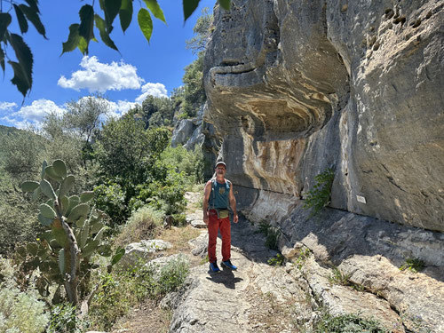 Die Felswände der Valle Cupa-Schlucht sind gesäumt von wunderschöner Natur.