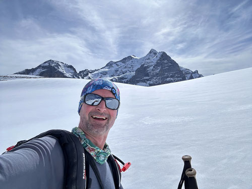 2023/03: Unterwegs auf dem Grindelband. Im Hintergrund das 3692 Meter hohe Wetterhorn (CH/BE)