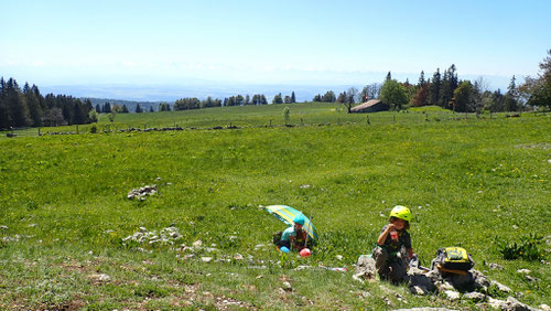 ... mit herrlicher Panoramasicht auf weissen Alpen.