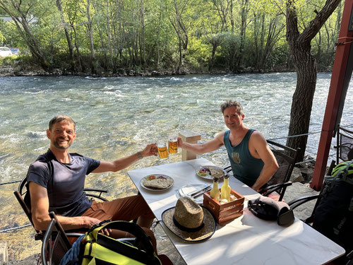 Nach getaner Aktionen: Eine Portion Ćevapčići und Mostarsko Bier im Restaurant Fajić am Ufer der Buna.
