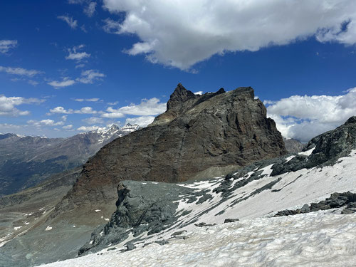 Der bullige Egginer mit seinen 3'367 Höhenmeter ragt hoch über Saas-Fee.