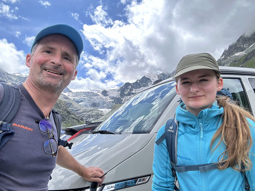 Start beim grossen Parkplatz am Ende des Lac de Moiry. Im Hintergrund der 