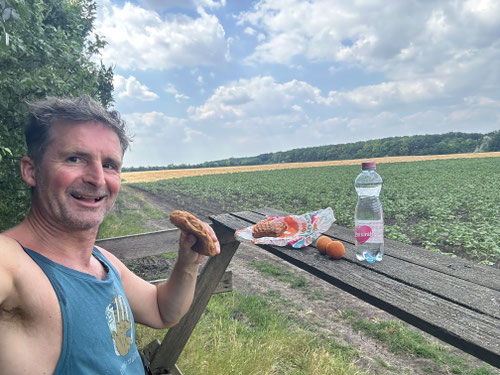 Mittagessen auf dem Jägerhochsitz mit traumhafter Aussicht.