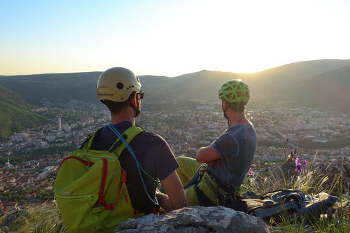 Ausstieg aus der MSL-Route "Mostarske Kise" mit bezaubernden Blick auf die Stadt Mostar bei Sonnenuntergang.