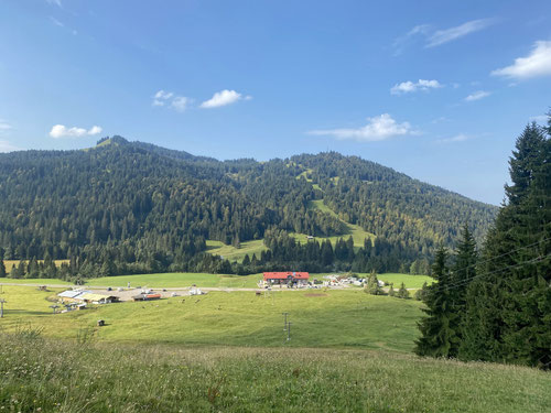 Blick zurück zum Gelbhansekopf mit der Skipiste hinunter nach Schwaben (riesiger Wohnmobilparkplatz).