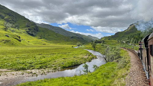 Herrliche Landschaft in dem so einzigartigen Highland-Licht mit intensiven Grün- und Gelbtönen.