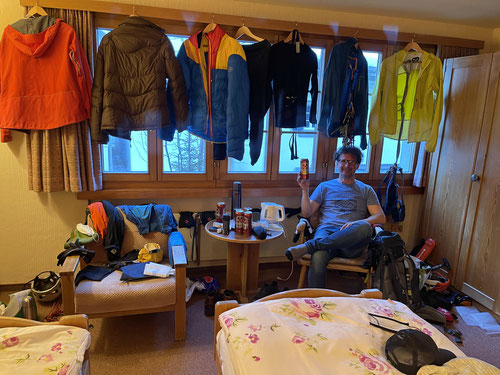 2021/03: So sieht es bei den Skitourengehern am Abend im Hotelzimmer aus!
