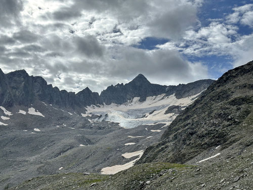 Das Gross Muttenhorn (3'990m) vor dem Muttgletscher in der Bildmitte