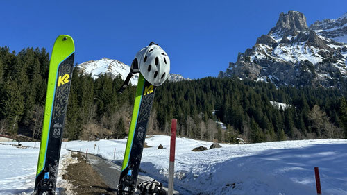 Zurück beim Parkplatz: Zwischen den Ski der Bunderspitz.