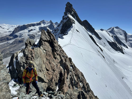 Dominik auf dem Breithorngrat. Im Hintergrund die Aufstiegsspur zur Selle.