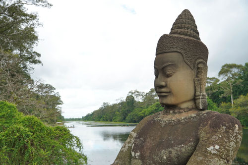 Auf der grossen Steinbrücke zum Eingang von Angkor Thom
