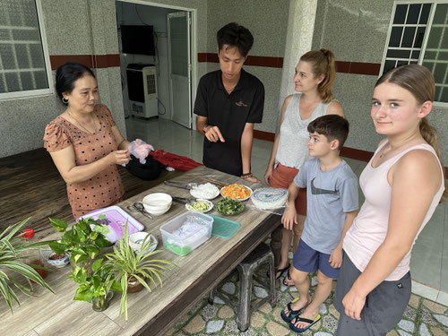 Cooking with the locals: wir wollten lernen, wie wir selber vietnamesische Frühlingsrollen zubereiten können. 