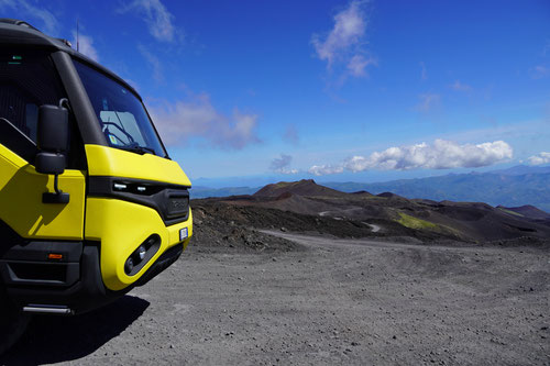 Ein Unimog posiert in der Kraterlandschaft.