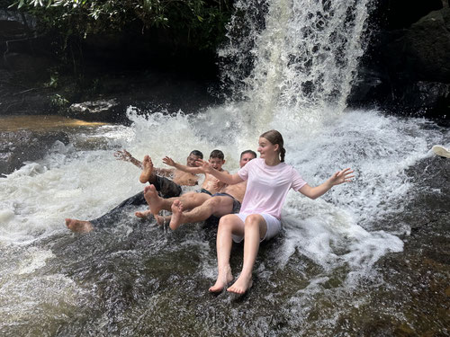Baden im Kbal Spean, auch bekannt als "Fluss der tausend Lingas"