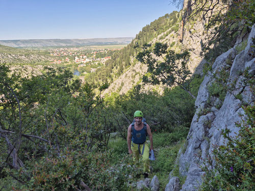 Auf dem Weg zum Sektor "Pejotl". Im Hintergrund die Ortschaft Blagaj und der Fluss Buna.