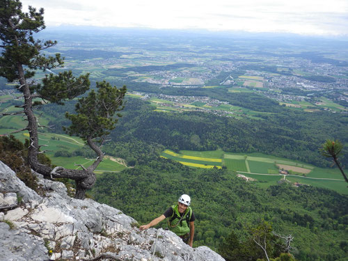 Ausstieg nach der letzten Seillänge - wir sind oben! Im Hintergrund das Mittelland und die Alpen.