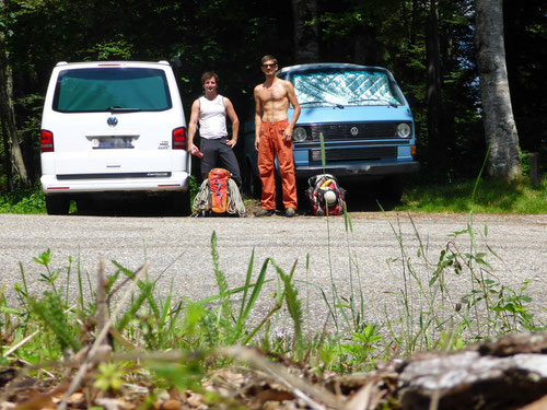 Die Dudes am Parkplatz auf der Strasse zum Mont Crosin.