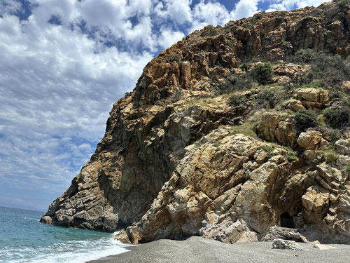 Der Felsriegel bei Capo Calavã.
