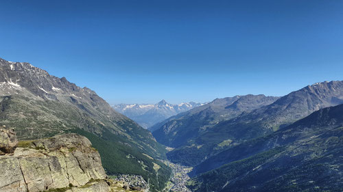 Grandioser Blick ins Saastal. Im Hintergrund stolze Bietschhorn.