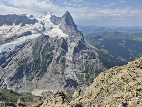 Blick vom Gipfel des Mättenbergs auf den mächtigen Eiger. Tief unten im Tal liegt das Berghaus Bäregg.