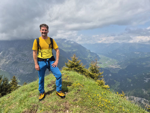 Auf dem ausgesetzten, kleinen Grasgipfel des Pfaffenchopfs (1’849m).