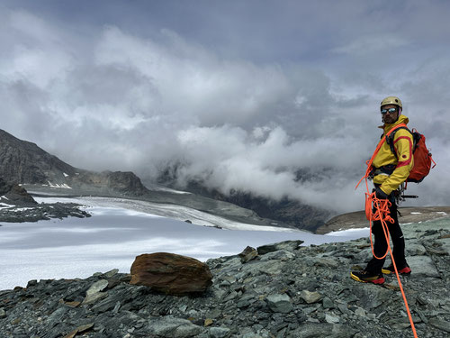 Dominik auf dem stark zurückgehenden Allalingletscher.