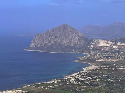 Aussicht von Erice auf die Küste und den zuvor umrundeten Monte Cofano (659m).