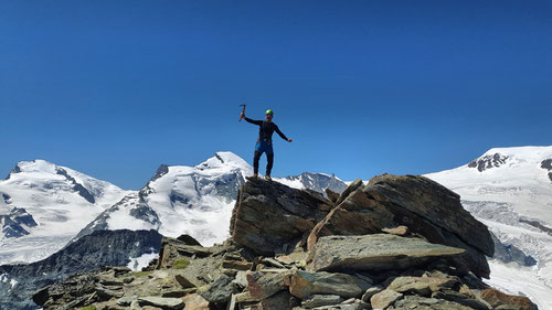 Posen vor der Walliser Bergkulisse.