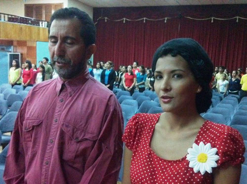 El actor Raymundo Zambrano Macías y una compañera teatral. Uleam de Manta, Ecuador.