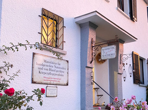  In Butzbach, der PERLE DER WETTERAU  habe ich mir, in meinem Wohnhaus,  ein kleines Ladengeschäft eingerichtet   und von hier aus werden meine Seifen  und meine handgerührten  Kosmetikprodukte verschickt!    