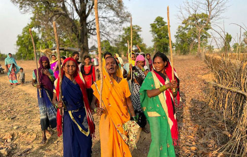 Mujeres adivasis del bosque de Hasdeo protestan contra la minería del carbón. ©Foto: Survival
