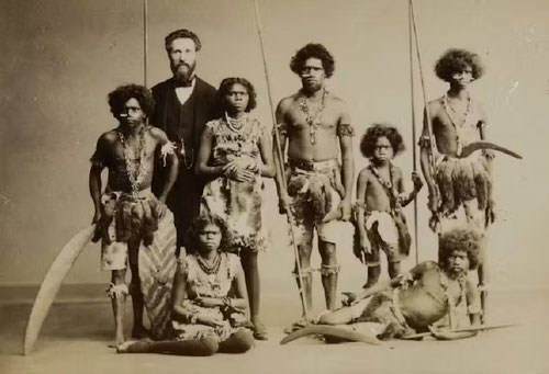Roland Bonaparte, Australianos en Folies Berger. 1885. Foto: Archivo de la Soc. anthropologique de Paris, déposées au Muséum national d’Histoire naturelle.
