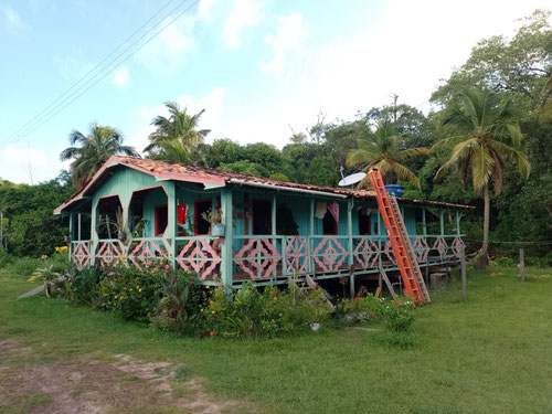 Una de las casas de madera de la comunidad de Céu, donde viven 92 familias en la isla de Marajó, en el delta de Amazonas, en el noreste de Brasil. Foto: Daniel Gutman / IPS