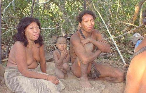 Familia de ayoreos aislados que fueron obligados a salir del bosque cuando las excavadoras lo invadieron © GAT/Survival