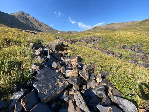 Grabado de cabras montesas en una piedra el río de piedras de Saimaluu Tash. Foto: D.M.F.L.