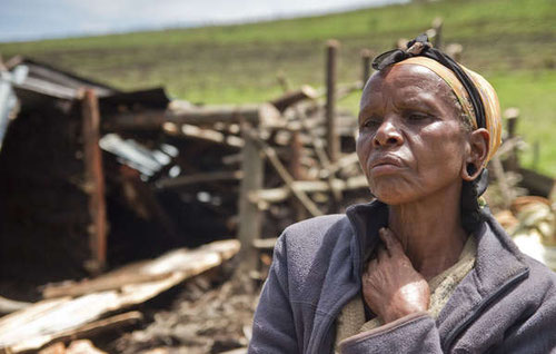 El hogar de esta mujer fue derribado durante las expulsiones ilegales de ogieks de su tierra ancestral. / © Survival