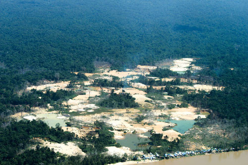 Una de las muchas explotaciones ilegales de oro en el territorio de los yanomamis. © FUNAI