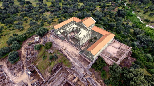 Recreación con una imagen sobre el terreno de cómo sería el templo en la colina. Heliodoro Ruipérez