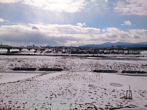 鳴瀬川越しの色麻方向