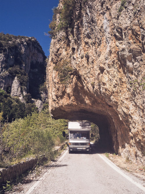 grece montagne roche camion mercedes