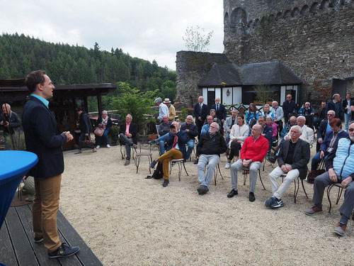 Ehrungen im Burghof der Burg Sayn