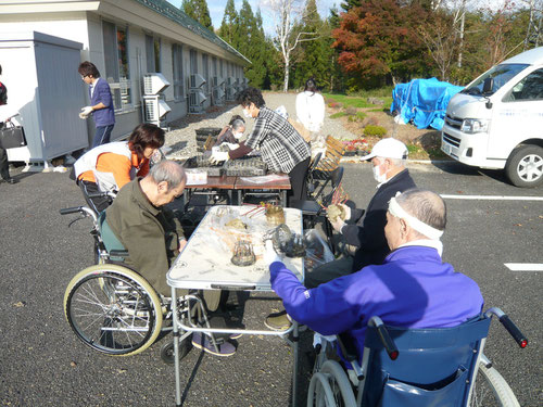 作業の様子。　　役割を分担して流れ作業ですると、とっても早かったです！！