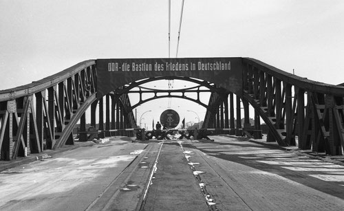 Die Bösebrücke während der DDR mit dem Grenzübergang Bornholmer Straße