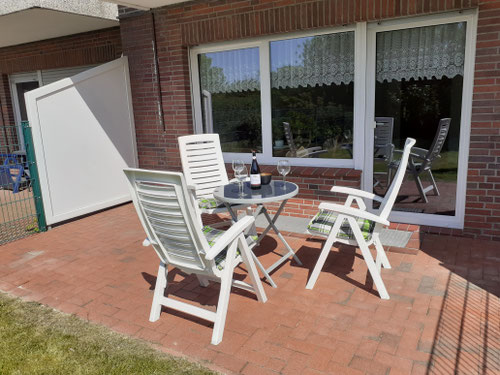 Terrasse und Rasen