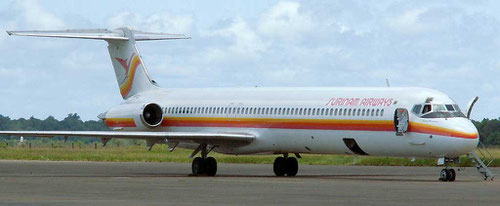 Die MD-82 der Surinam Airways mit geöffnetem Haupteingang und Servicetür/Courtesy: Surinam Airways?