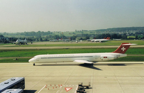 Neben der schönen MD-83 sei u.a. auch der Hintergrund erwähnt: Abgestellte Airbusse der gegroundeten Swissair!/Courtesy: Norbert Hahn 