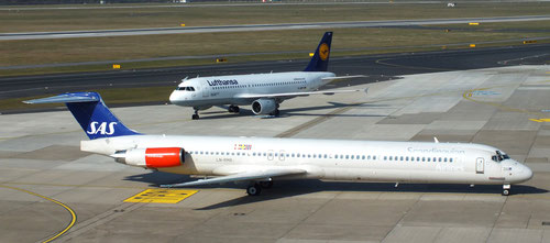 MD-82 LN-RMR "Olav Viking" mit einer Airbus A320 der Lufthansa in Düsseldorf/Courtesy: Vincent Ewers